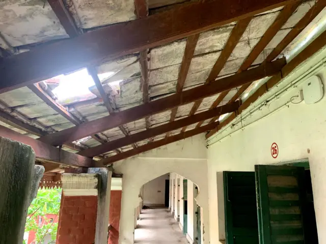 मिंटो हॉस्टल की टूटी छत.