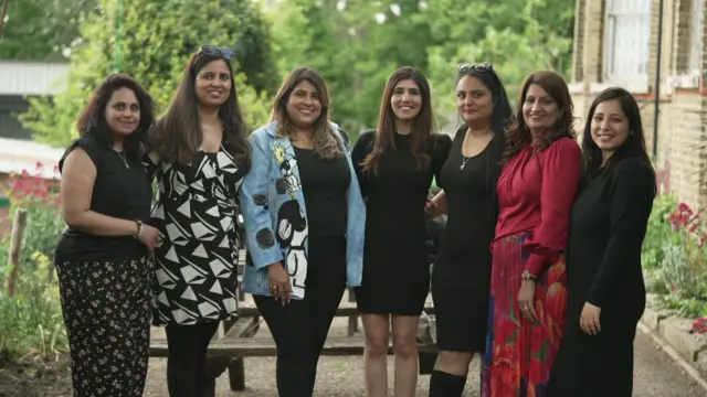 左起：阿努、塔尼莎（Tanisha）、達拉（Dhara）、洛維娜、普拉布琳、尼希及普莉雅 