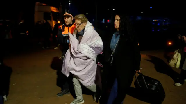 اسپانيا کې د اورګاډو ټکر مسافر لېږدول کېږي