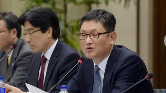 여현호 청와대 국정홍보비서관(오른쪽)은 2015년 한겨레 논설위원이던 당시 박근혜 정부에서 현직 언론인을 대변인으로 임명하자 이를 비판하는 논설을 작성했던 것으로 알려졌다