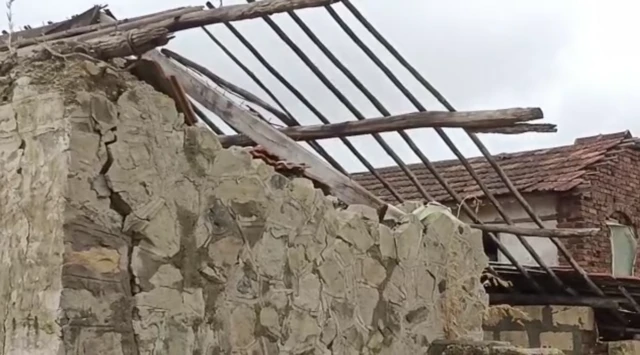 મોરંગી ગામમાં અંદાજે 35 મકાનોનાં નળિયાં-પતરાં ઊડી ગયાં છે