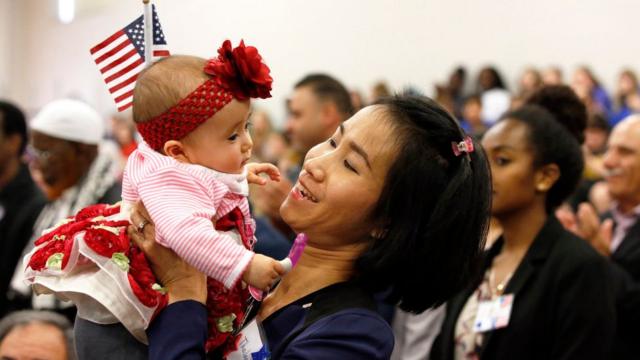 Một người phụ nữ gốc Thái cùng con gái tại lễ nhập tịch Hoa Kỳ
