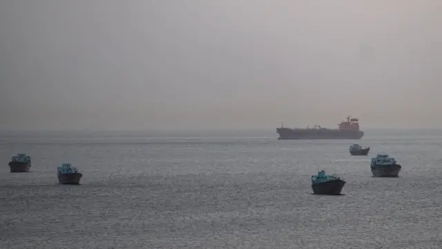 Embarcações no Estreito de Ormuz. Foto: 1 de maio de 2026