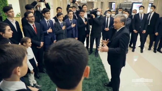 Президент Мирзиёев Бухородаги IT-парк фойдаланувчилари даврасида.