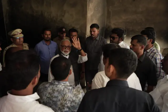 छगन भुजबळ बीड येथे पाहणी करताना