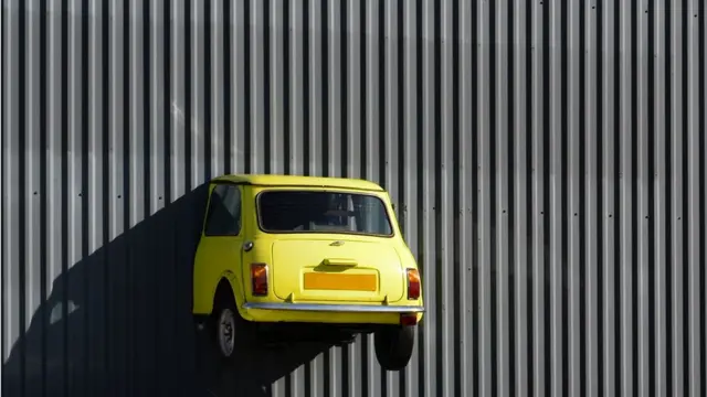 Mini estrellado contra pared