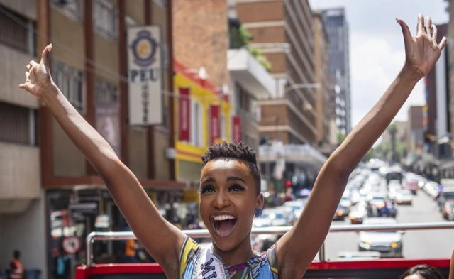 Zozibini Tunzi, watsindiye ikamba rya Miss Universe mu kwezi kwa cumi na kabiri mu mwaka ushize, mu ntangiriro y'iki cyumweru yageze iwabo muri Afurika y'Epfo ndetse ubu ari kuzenguruka ibice bimwe by'igihugu mu kwishimira iryo kamba.