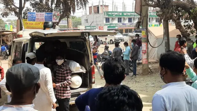 দুপুরে ময়নাতদন্ত শেষে লাশ পরিবারের কাছে হস্তান্তর করা হয়।