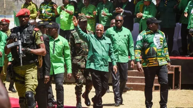 John Magufuli n fẹsẹ rin lati ba awọn ara ilu sọrọ ni ita gbangba lasiko irinajo oju popo kan