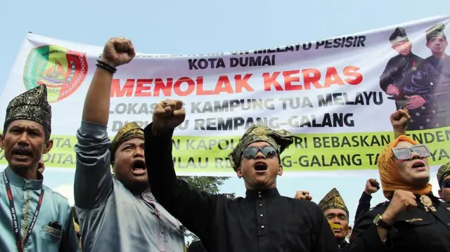 Masyarakat Melayu menggelar unjuk rasa peduli Melayu Rempang dan Galang di Kota Dumai, Riau, Senin (18/9/2023). 