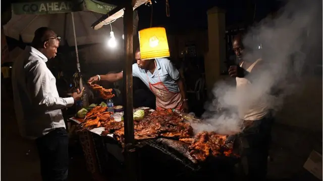 Nwoke na-azụta Suya