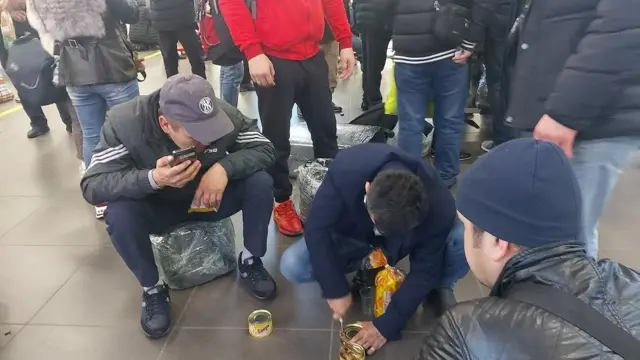 Орусия: Үйүнө уча албай калган кыргыз мигранттарына жардам берилди