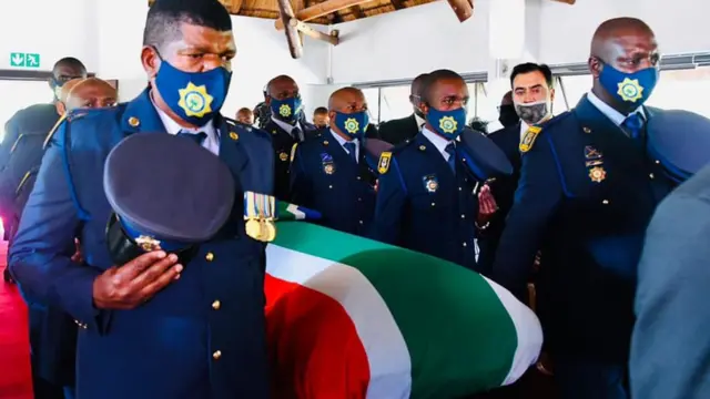 Di remains of Prof Hlengiwe Mkhize arrive in church