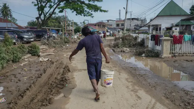 Warga terdampak di Aceh Tamiang harus masih mengalami krisis air bersih. Mobil tangki air disebut warga tidak menentu datangnya. 