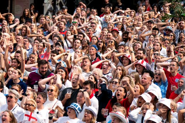 torcedores ingleses assistem jogoapostas esportivas simuladortelão