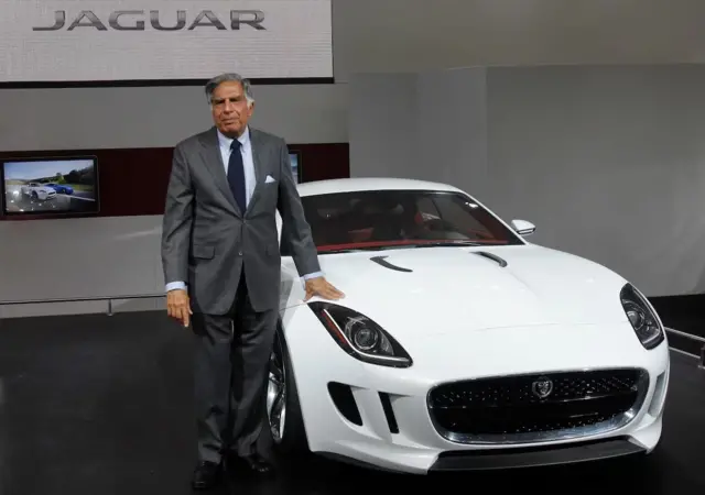 Ratan Tata ari imbere ya Jaguar C-X16 nshya yari yamuritswe i New Delhi mu 2012 