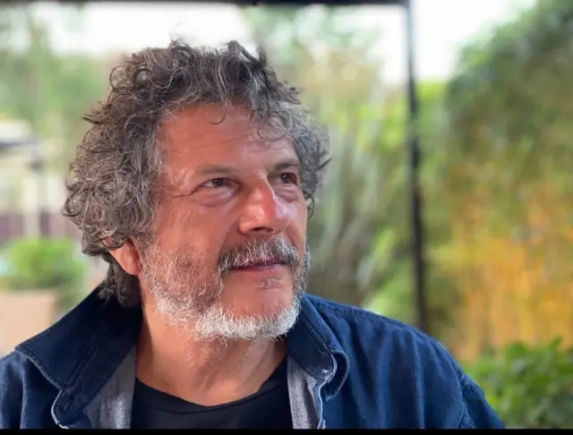 Reed Brody con barba canosa y una chaqueta azul.