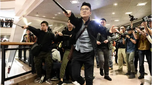 警方进入商场搜捕示威者。