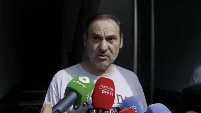 Ex-ministro espanhol José Luis Ábalos, em frente aos microfones de diversos órgãos de imprensa