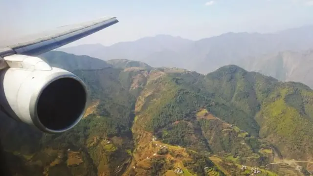 नेपालको पहाडी क्षेत्रमाथि उडिरहेको विमान