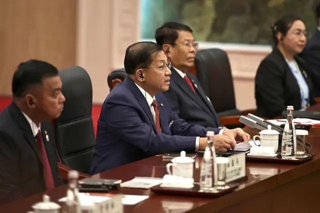 သြဂုတ်လ ၃၀ ရက်တုန်းက တရုတ်သမ္မတ ရှီကျင့်ဖျင် (ပုံထဲမပါ)နဲ့ တွေ့ဆုံဆွေးနွေးနေတဲ့ မြန်မာစစ်ခေါင်းဆောင် ဗိုလ်ချုပ်မှူးကြီး မင်းအောင်လှိုင်။