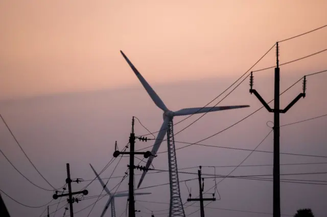 கஸ்துாரி ரங்கையன் 1995 ஆம் ஆண்டில் மெட்ராஸ் பல்கலையில் பட்டம் பெற்றார்.