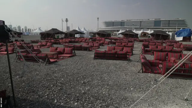 O beach club para torcedores fica a uma curta caminhada da vila