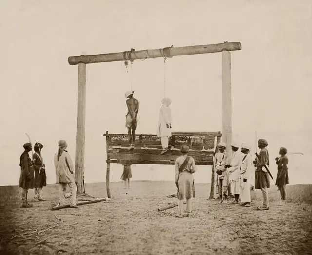 भारतीयों को फांसी पर लटकाते अंग्रेज़