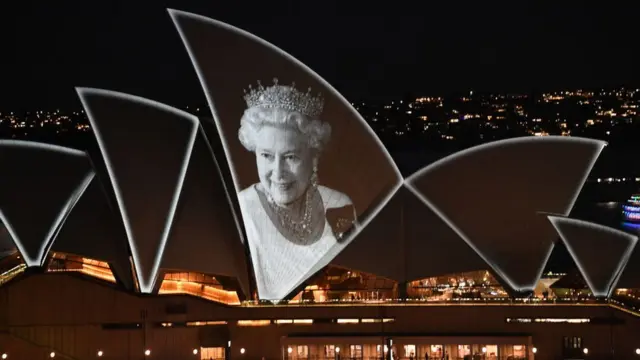 En la Ópera de Sídney, en Australia, proyectaron una imagen de Su Majestad la Reina Isabel II.