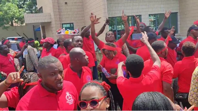 Di teacher unions dey strike since 20 March