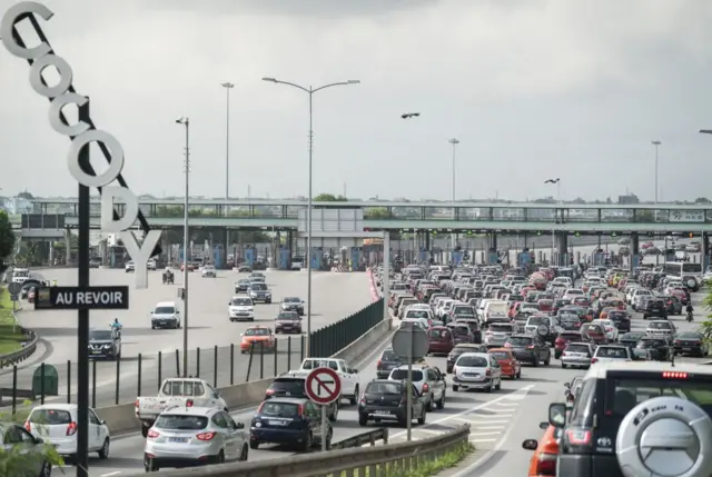 Files d'attente importantes à un péage sur un pont reliant Cocody à Marcory à Abidjan, en Côte d'Ivoire. 