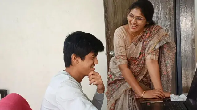 सुरेखा त्यांच्या मुलासोबत 