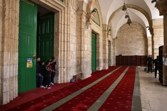 شماری از فلسطینی‌ها دیشب پس از برگزاری نماز تراویح محوطه مسجدالاقصی را ترک نکرده و داخل آن سنگر گرفتند