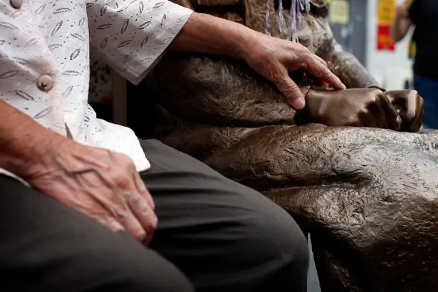 Kim Bok-Dong,estratégia ganhadora roleta91 anos, que foi escravizada sexualmente, ao ladoestratégia ganhadora roletaestátuaestratégia ganhadora roletaSeul