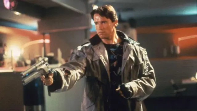 Arnold Schwarzenegger aponta uma arma no filme O Exterminador do Futuro