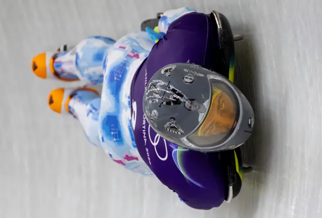 کمیته المپیک به او پیشنهاد داده بود که در رقابت اصلی به جای این کلاه ، بازوبند سیاه به نشانه سوگواری ببندد