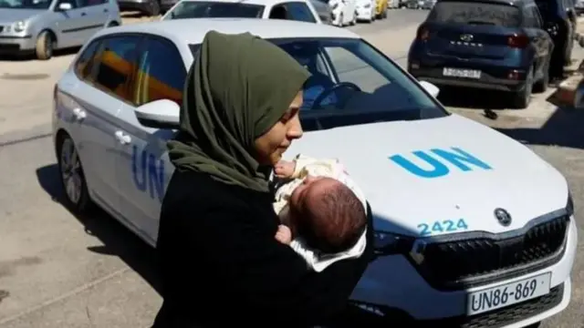 Mulher plaestina próxima20 bettincarro da ONU