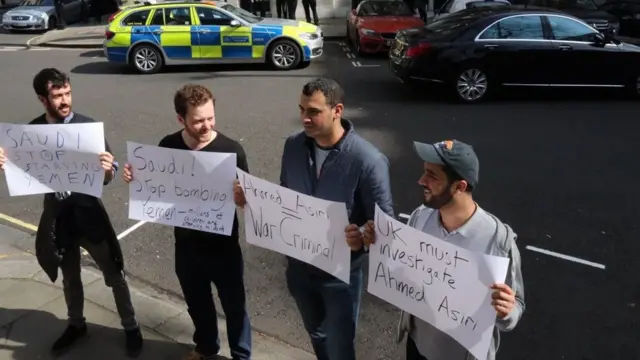 متظاهرون ضد زيارة عسيري للندن