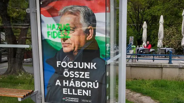 Orban posterinin üzerine "Yalancı Fidesz" yazılmış