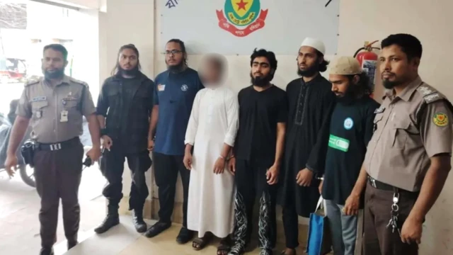 গত পাঁচই জুলাই ভোরে প্রশিক্ষণকালে ঢাকার যাত্রাবাড়ী এলাকা থেকে ছয় তরুণকে গ্রেফতার করে পুলিশ