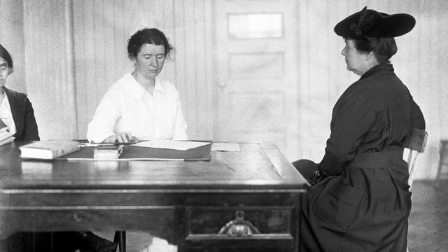 Foto de Ethel Byrne, hermana de Margaret Sanger, atendiendo en la clínica