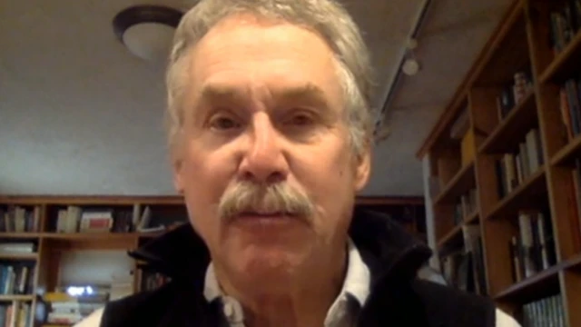 그는 사람들이 앞으로 점점 더 많은 바이러스성 질병을 경험하게 될 것이라고 경고했다