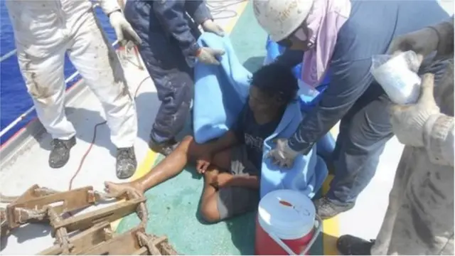 ১৮ বছরের তরুণ আলদিকে সাগরে ভাসতে থাকা ভেলা থেকে উদ্ধারের পর জাহাজে তাঁকে প্রাথমিক স্বাস্থ্য সেবা দেয়া হয়।