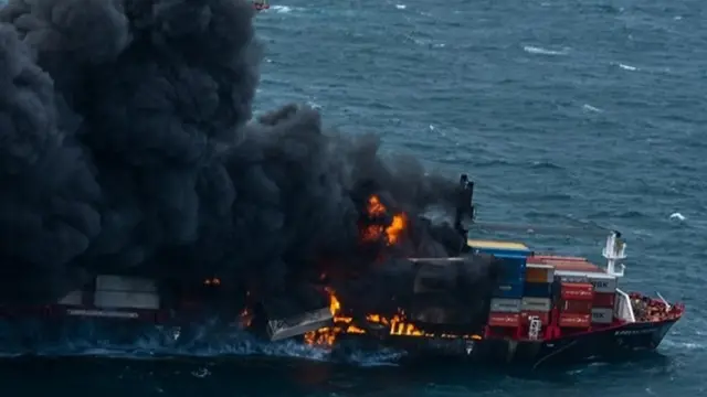 தீப்பிடித்த கப்பல்