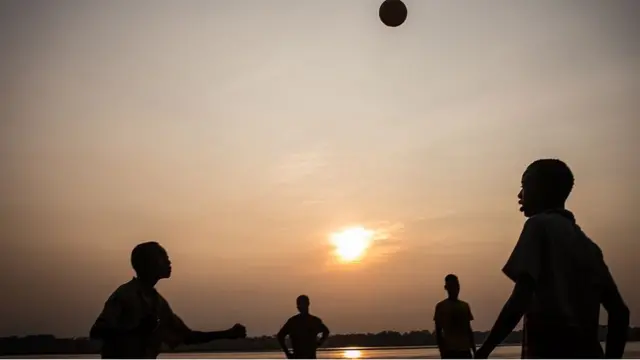 Ụmụaka na-egwuri egwu