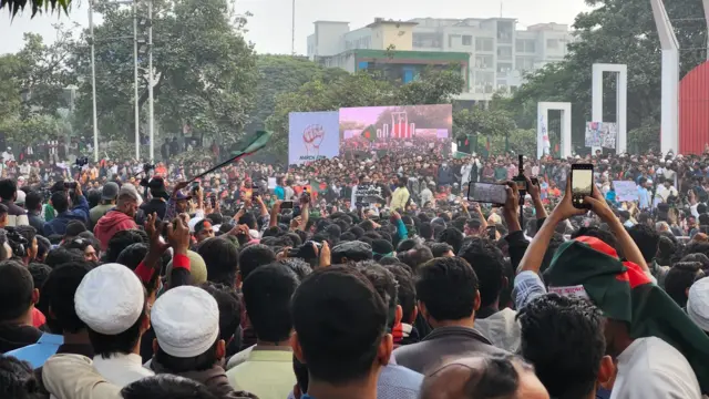 শহীদ মিনারে সমাবেশ হলেও শেষ পর্যন্ত ঘোষণাপত্র প্রকাশ থেকে পিছু হটে বৈষম্য বিরোধীরা। 