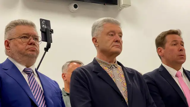 Петро Порошенко разом зі своїми адвокатами, 30 червня 2026 року, Київ