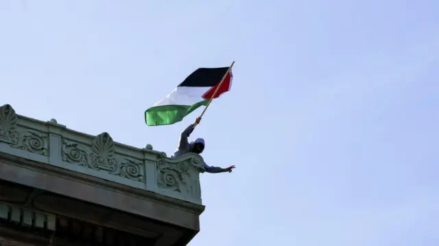 कोलंबिया यूनिवर्सिटी में एक प्रदर्शनकारी