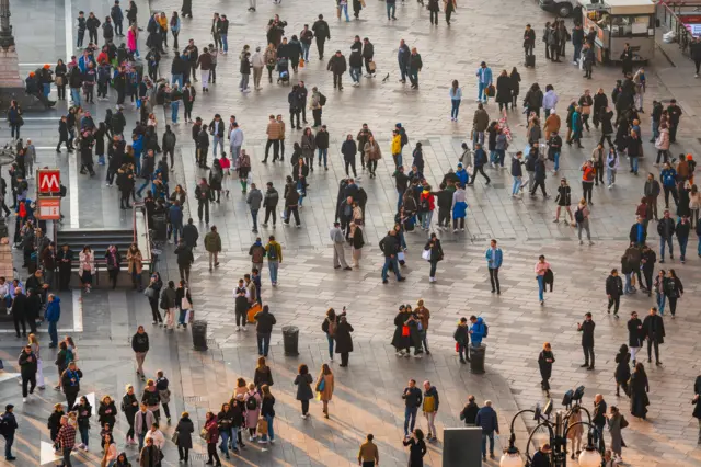 Vista aérea de una plaza de Milán, Italia, con peatones. 
