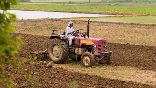 யூரியா, டிஏபி, பொட்டாஷ் மற்றும் அவற்றின் மூலப்பொருட்களின் பெரும்பகுதியை இந்தியா இறக்குமதி செய்கிறது; இவை இயற்கை எரிவாயு, கச்சா எண்ணெய் மற்றும் உலகளாவிய விநியோகச் சங்கிலியின் விலைகளுடன் தொடர்புடையவை.
